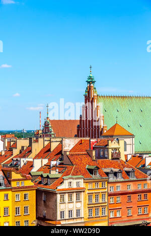 Warschau, Polen, bunte Häuser und Türme in Schloss Platz in der Altstadt der polnischen Hauptstadt Luftbild Stockfoto