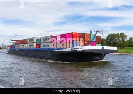 Containerschiff 'Zembla' auf dem Rhein bei Duisburg, Deutschland | Verwendung weltweit Stockfoto