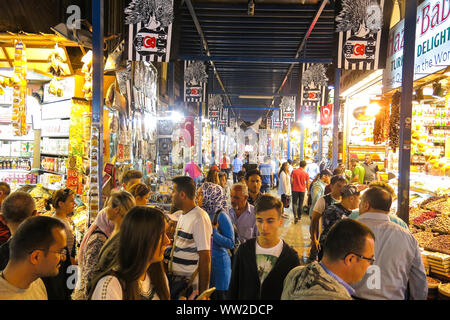 Istanbul, Türkei - 20. Mai 2016: Die Istanbul Grand Bazaar ist der bekannteste orientalische überdachte Markt der Welt. Istanbul, Türkei, Stockfoto