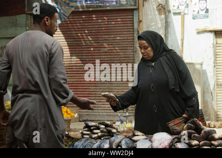 Ägypten, Luxor, Fischverkäufer im Souk | Verwendung weltweit Stockfoto