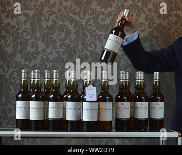 BONHAMS WHISKY VERKAUF KOLLES von BETHAN BONHAMS AUKTION MIT DEM EXKLUSIVEN PORT ELLEN WHISKY Sammlung datiert von 2001-2016 MIT EINEM GESCHÄTZTEN WERT VON £ 23.000 - 25.000 £ Stockfoto