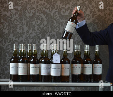 BONHAMS WHISKY VERKAUF KOLLES von BETHAN BONHAMS AUKTION MIT DEM EXKLUSIVEN PORT ELLEN WHISKY Sammlung datiert von 2001-2016 MIT EINEM GESCHÄTZTEN WERT VON £ 23.000 - 25.000 £ Stockfoto