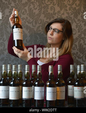 BONHAMS WHISKY VERKAUF KOLLES von BETHAN BONHAMS AUKTION MIT DEM EXKLUSIVEN PORT ELLEN WHISKY Sammlung datiert von 2001-2016 MIT EINEM GESCHÄTZTEN WERT VON £ 23.000 - 25.000 £ Stockfoto