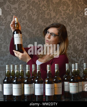 BONHAMS WHISKY VERKAUF KOLLES von BETHAN BONHAMS AUKTION MIT DEM EXKLUSIVEN PORT ELLEN WHISKY Sammlung datiert von 2001-2016 MIT EINEM GESCHÄTZTEN WERT VON £ 23.000 - 25.000 £ Stockfoto