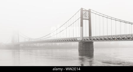 Hängebrücke über die Loire-Brücke verschwindet an einem nebligen Tag, Ancenis, Frankreich Stockfoto