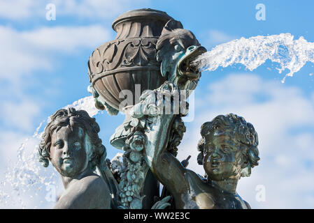 Brunnen mit zwei Engeln auf dem Place du breuil in puy en velay, Auvergne, Frankreich Stockfoto