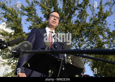 Washington, DC, USA. 12. Sep 2019. Der Staatssekretär im Finanzministerium Steven Mnuchin macht Anmerkungen zu den Reportern außerhalb im Westflügel des Weißen Hauses, Donnerstag, September 12, 2019, in Washington, DC. Mnuchin kommentierte auf der Fortführung der Verhandlungen mit China, den Markt für Anleihen und der gesamten Wirtschaft. Foto von Mike Theiler/UPI Quelle: UPI/Alamy leben Nachrichten Stockfoto