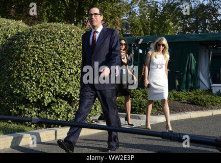 Washington, DC, USA. 12. Sep 2019. Der Staatssekretär im Finanzministerium Steven Mnuchin Ansätze Reporter Erläuterungen außerhalb im Westflügel des Weißen Hauses, Donnerstag, September 12, 2019, in Washington, DC. Mnuchin kommentierte auf der Fortführung der Verhandlungen mit China, den Markt für Anleihen und der gesamten Wirtschaft. Foto von Mike Theiler/UPI Quelle: UPI/Alamy leben Nachrichten Stockfoto