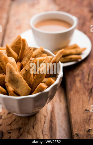 Namakpare oder salzige Shakarpara/Shakarpare oder namkeen Shankarpali, beliebte diwali-Gerichte oder Tee-Snack aus Gujarat, Indien Stockfoto