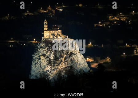 Die Kirche baut auf einem schmalen Felsen in Le Puy-en-Velay im Südosten Frankreichs auf Stockfoto