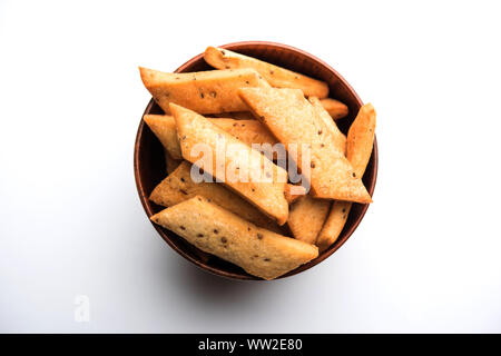 Namakpare oder salzige Shakarpara/Shakarpare oder namkeen Shankarpali, beliebte diwali-Gerichte oder Tee-Snack aus Gujarat, Indien Stockfoto