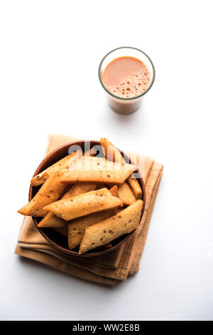 Namakpare oder salzige Shakarpara/Shakarpare oder namkeen Shankarpali, beliebte diwali-Gerichte oder Tee-Snack aus Gujarat, Indien Stockfoto