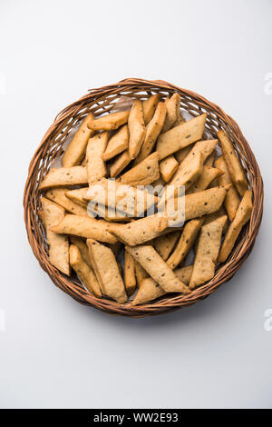 Namakpare oder salzige Shakarpara/Shakarpare oder namkeen Shankarpali, beliebte diwali-Gerichte oder Tee-Snack aus Gujarat, Indien Stockfoto