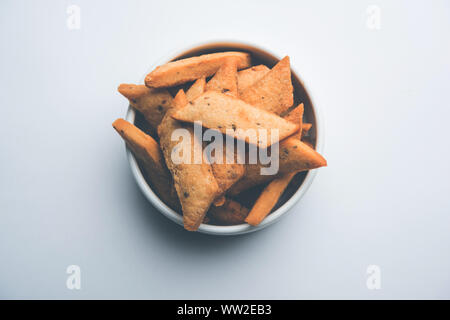 Namakpare oder salzige Shakarpara/Shakarpare oder namkeen Shankarpali, beliebte diwali-Gerichte oder Tee-Snack aus Gujarat, Indien Stockfoto