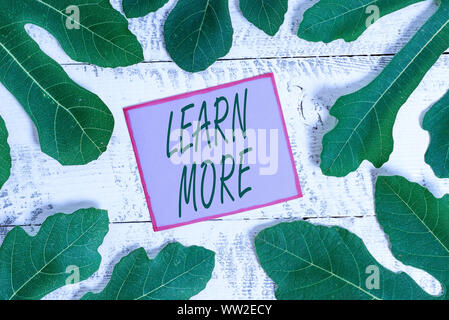 Schreiben Hinweis zeigen, erfahren Sie mehr. Business Konzept für Kenntnissen oder Fähigkeiten durch Anweisung erhebliche Lernen erworben Stockfoto