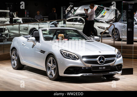 FRANKFURT, Deutschland - 13.09.2017: Mercedes-Benz SLC 200 Cabrio Auto auf der Frankfurter IAA vorgestellt. Stockfoto