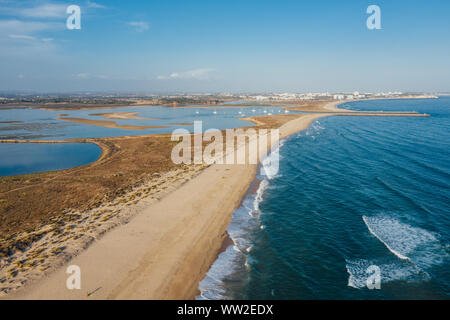 Luftaufnahme der schöne Strand Meia Praia entfernt in der Nähe der touristischen Stadt Lagos, Algarve, Portugal am Abend Stockfoto