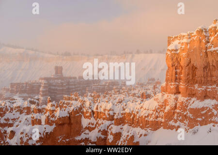 Hoodoos mit Winter Schnee und Eis Nebel im Morgengrauen, vom Sunset Point, Bryce Canyon National Park, Utah, USA Stockfoto