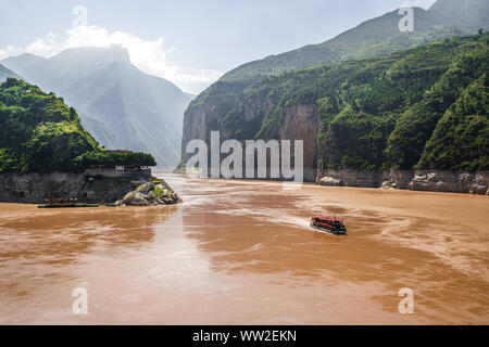 Qutang Schlucht szenische Ansicht die erste der drei Schluchten mit Yangtze Fluss und Boot von Baidicheng Dorf in Chongqing, China Stockfoto