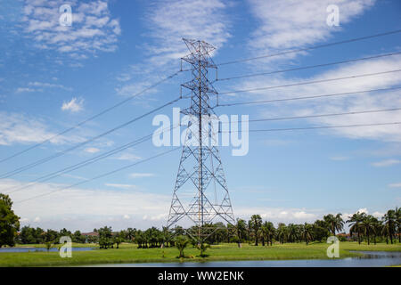 Hohe Spannung Sendemasten für die Abgabe von Elektrizität in der Stadt mit blauen Himmel Bangkok Thailand Stockfoto