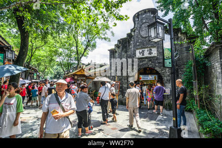 Chengdu, China, 3. August 2019: breite und schmale Gasse oder Kuanzhai Xiangzi Gassen mit Menschen und alten Backsteinhaus in Chengdu Sichuan China Stockfoto