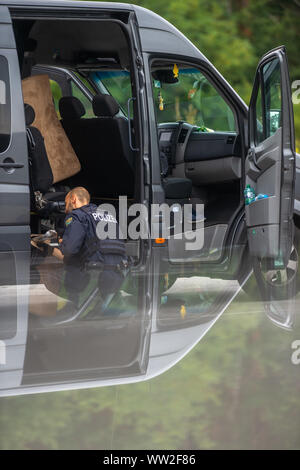 12. September 2019, Sachsen-Anhalt, Möckern: ein Polizist sucht einen Transporter an der Ihlegrund Rastplatz auf der Autobahn 2. Die Flugsicherung ist Teil der bundesweiten Aktion Tag icher. mobil.leben - Brummis im Blick". Die Kampagne konzentriert sich auf Fahrer von Lkw, Busse und Überlandbusse. Gleichzeitig andere Offiziere Arbeiten an den Tankstellen der Öffentlichkeit über die Gefahren von Unfällen im Zusammenhang mit Lastkraftwagen zu informieren. Foto: Klaus-Dietmar Gabbert/dpa-Zentralbild/ZB Stockfoto