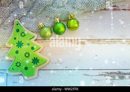 Neues Jahr Hintergrund. Weihnachtsschmuck. Weihnachten Hintergrund. Weihnachten Spielzeug, grüne Kugeln auf einem Hintergrund von weißen Holz. Stockfoto