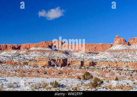 Frischer Schnee auf der Felge Felsformationen, Capitol Reef National Park, Utah, USA Stockfoto