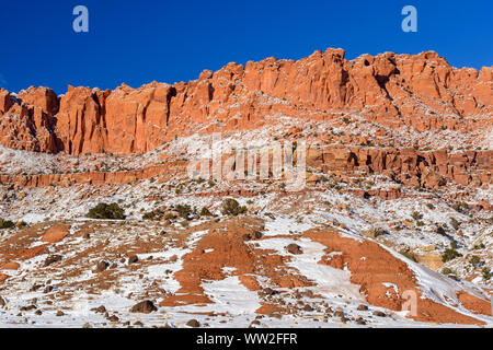 Frischer Schnee auf der Felge Felsformationen, Capitol Reef National Park, Utah, USA Stockfoto