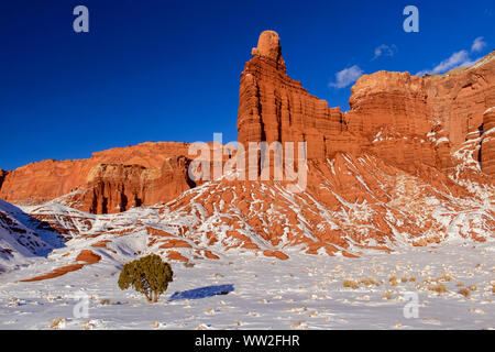 Frischer Schnee auf Chimney Rock, Capitol Reef National Park, Utah, USA Stockfoto