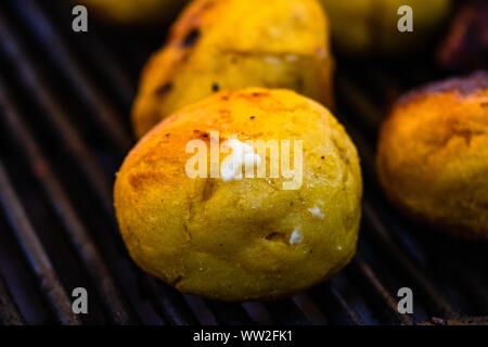 Nahaufnahme des rumänischen traditionellen gegrillter Polenta mit Käse, namens 'bulz'. Spezifische Siebenbürgen, Rumänien. Stockfoto