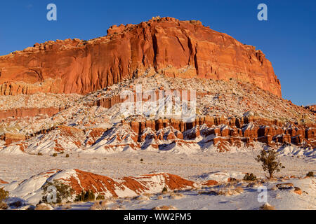 Frischer Schnee auf der Felge Felsformationen, Capitol Reef National Park, Utah, USA Stockfoto