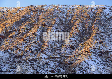 Frischer Schnee auf der Felge Felsformationen, Capitol Reef National Park, Utah, USA Stockfoto