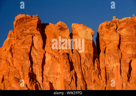 Frischer Schnee auf der Felge Felsformationen, Capitol Reef National Park, Utah, USA Stockfoto