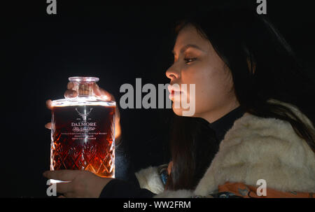 JON SAVAGE FOTOGRAFIE BONHAMS ASIATISCHE KUNST UND WHISKY VERKAUF; ERAENA VALERY EINE DER BONHAMS VERSTEIGERER TEAM abgebildet mit einem DALMORE 50 JAHRE ALTER 1926 FLASCHE WHISKY, DIE EINE SCHÄTZUNG DER WERT VON £ 15-000 - £ 20.000. Stockfoto