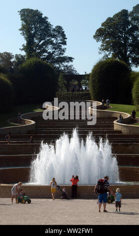 NORTHUMBERLAND Alnwick Castle Gardens, die Kaskade Stockfoto