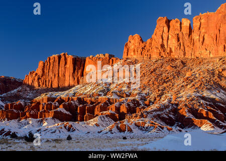 Frischer Schnee auf der Felge Felsformationen, Capitol Reef National Park, Utah, USA Stockfoto