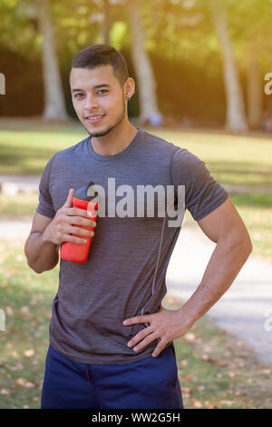 Hochformat runner lächelnden Jungen latin Mann laufen sport training Fitness Workout copyspace kopieren Platz im Freien Stockfoto