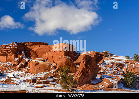 Frischer Schnee auf der Felge Felsformationen, Capitol Reef National Park, Utah, USA Stockfoto