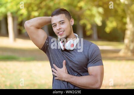 Biegen Muskeln posing Runner junge latin Mann laufen Jogging Sport Training Fitness Workout copyspace kopieren Platz im Freien Stockfoto