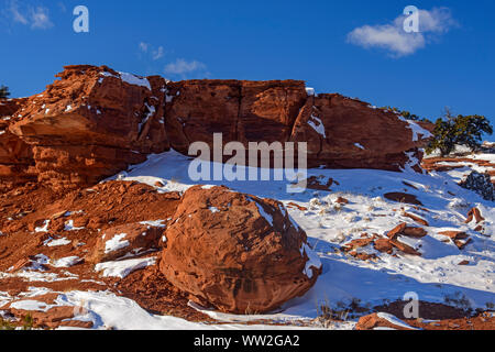 Frischer Schnee auf der Felge Felsformationen, Capitol Reef National Park, Utah, USA Stockfoto