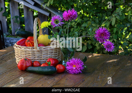 Herbst noch Leben - Äpfel, Tomaten, Paprika, tsuhini Stockfoto