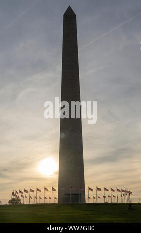 Das Washington Monument ist von der späten Nachmittagssonne auf der National Mall in Washington, DC. Stockfoto