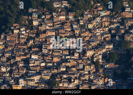 Luftaufnahme von einer Favela in Rio de Janeiro. Stockfoto