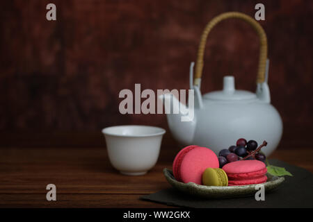 Noch immer leben Makronen Dessert für Keramik Teller auf rustikalen Holztisch, wählen Sie ein Brennpunkt, kopieren Platz zum Schreiben. Stockfoto