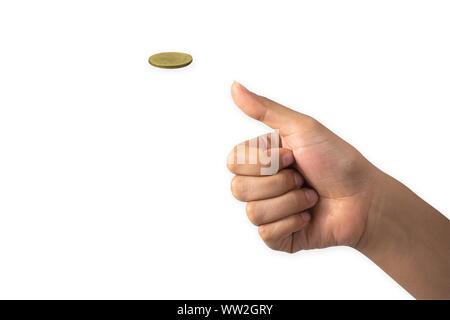 Hand des Kaufmanns werfen eine goldene Münze auf weißem Hintergrund. Stockfoto