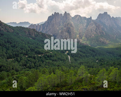 Berglandschaft mit der Aiguilles de Bavella im Hintergrund (Korsika - Frankreich) Stockfoto