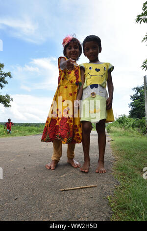 Varefooted zwei Mädchen werden in ständigen darstellen. Jhargram, West Midnapore, Indien. Stockfoto