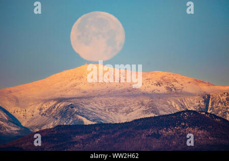 Die vollständige "Kalt" Mond setzt im Dezember, über New England's höchste Gipfel, Mt. Washington in New Hampshire. Stockfoto