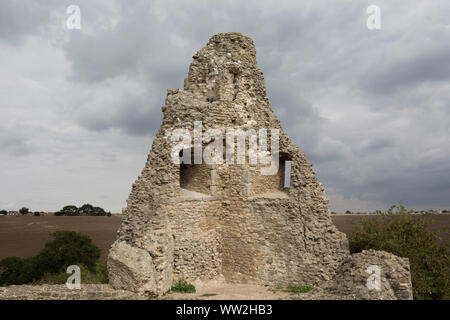 Die Reste der Hadleigh Castle am 10. September 2019, im Hadleigh, Essex, England. Hadleigh Castle ist eine zerstörte Festung in der englischen Grafschaft Essex, mit Blick auf die Mündung der Themse aus südlich der Stadt Hadleigh. Nach 1215 während der Herrschaft von Heinrich III. von Hubert de Burgh gebaut, das Schloss wurde von einer Parkanlage umgeben und hatte eine wichtige wirtschaftliche und defensive Rolle. Die Burg wurde deutlich erweitert und durch Edward III., der ihn in ein größeres Anwesen wurde renoviert, Stockfoto